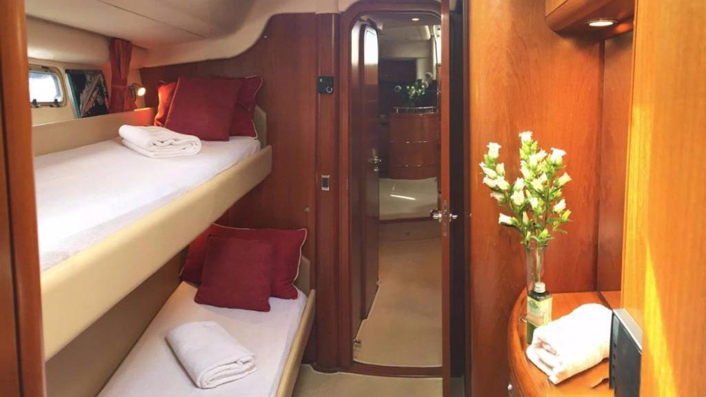 Bateau-hôtel Barco De Lujo En